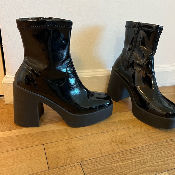 Steve Madden Glossy Vegan Leather Chunky Black Heeled Boots - Picture 4 of 6